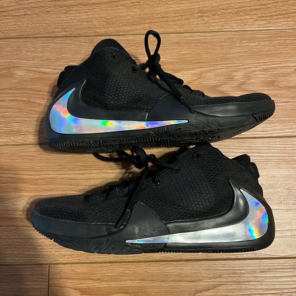Nike Zoom Freak 1
Black Multi Photo Blue Size 6Y